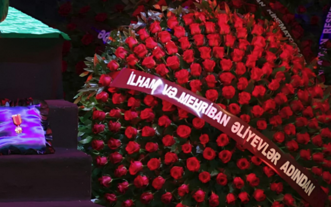 Prezident və birinci xanım Şarovskinin vida mərasiminə əkil göndəriblər