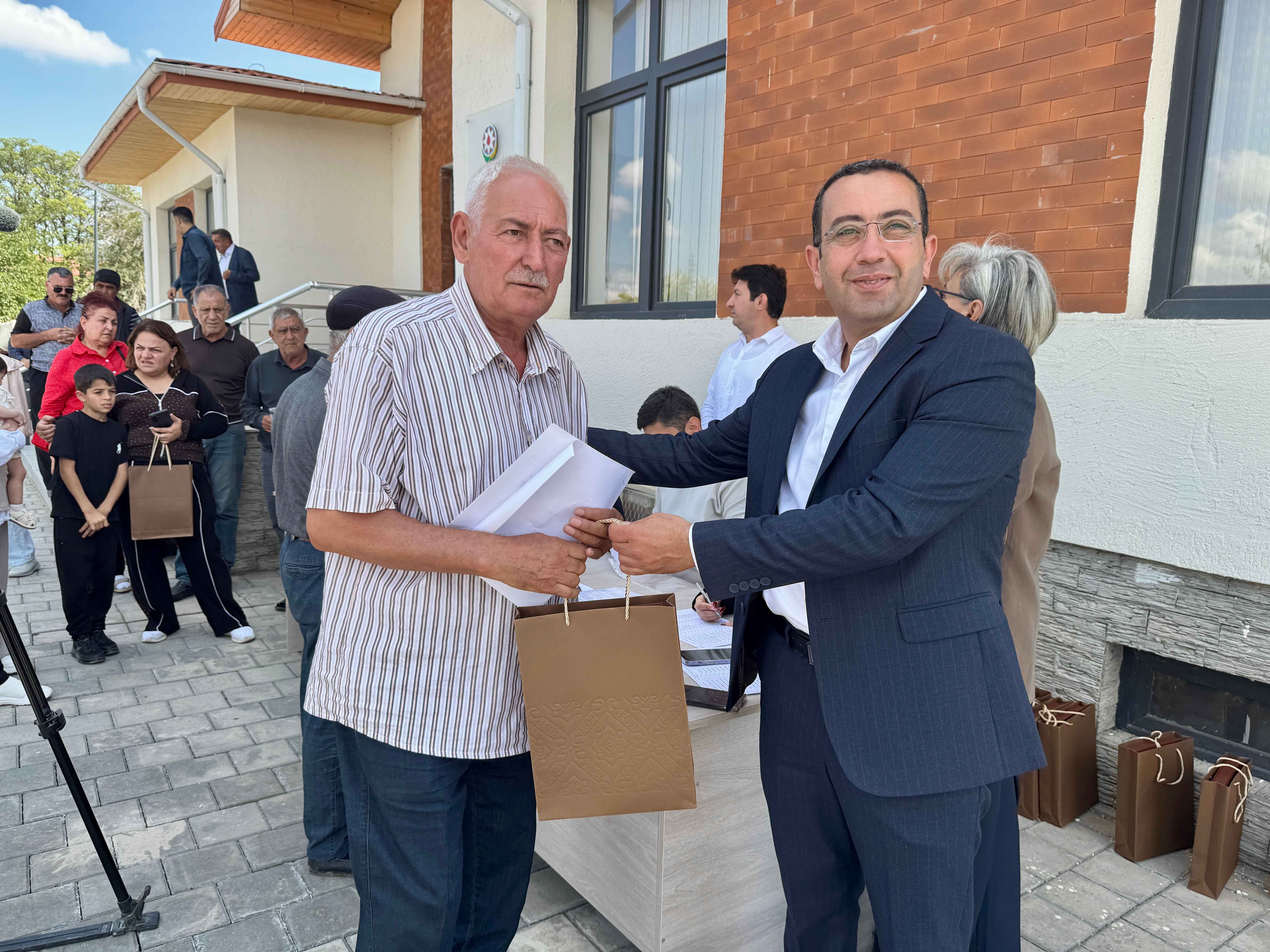 Şükürbəyliyə qayıdış: 25 ailə yeni evlərinə köçdü - GÖRÜNTÜ