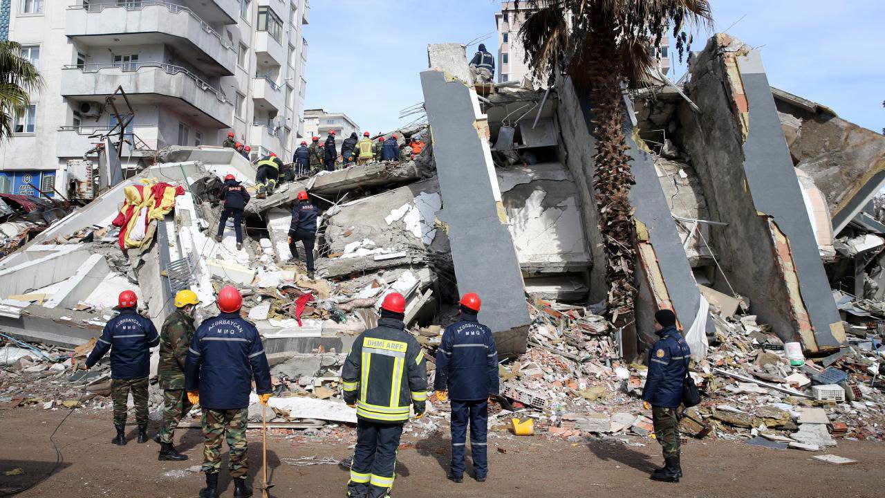Türkiye'de depremde yıkılan bina için 2 kişiye hüküm giydi