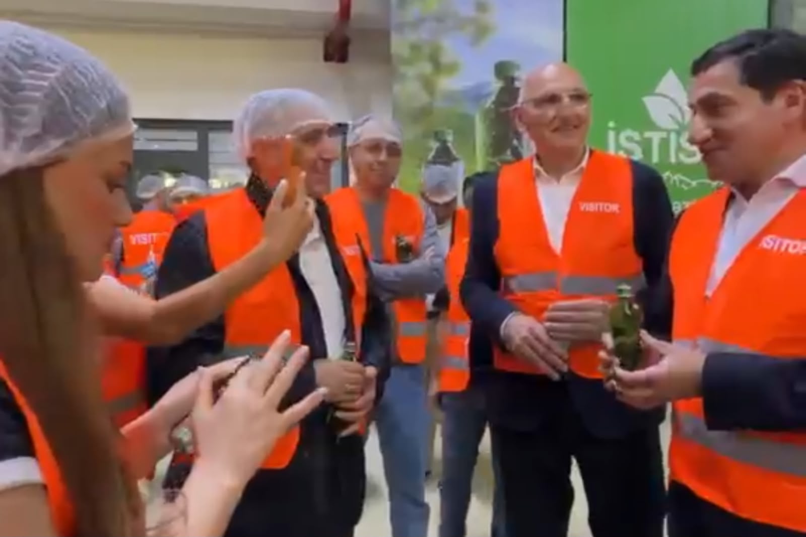 Hikmət Hacıyev İran səfiri ilə &ldquo;İstisu&rdquo; içdi - GÖRÜNTÜ