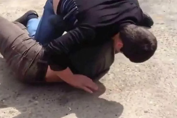 Bakü'de 50 yaşındaki adam gürültüye uyanıp kardeşini dövdü