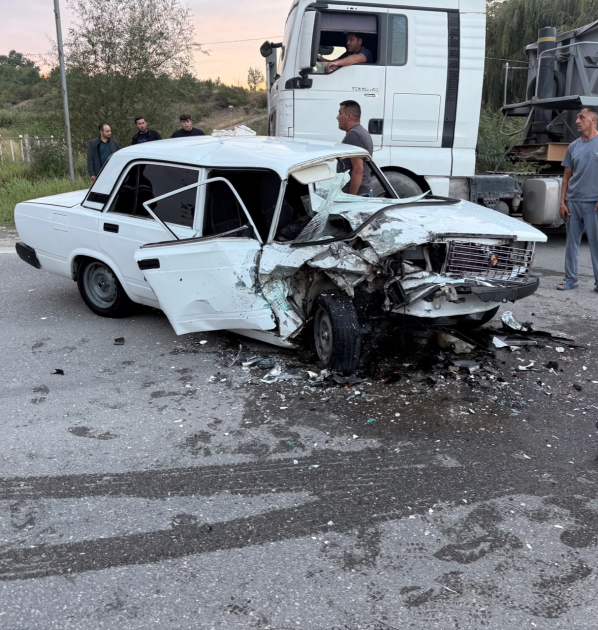 Qubada 2 minik maşını toqquşdu,&nbsp;xəsarət alanlar var