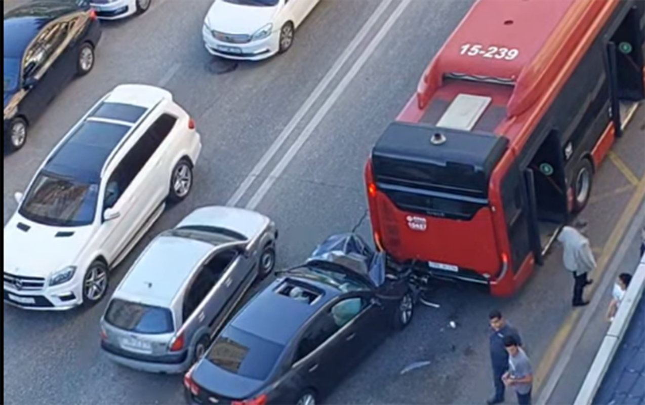 Yasamalda minik maşını avtobusa çırpıldı