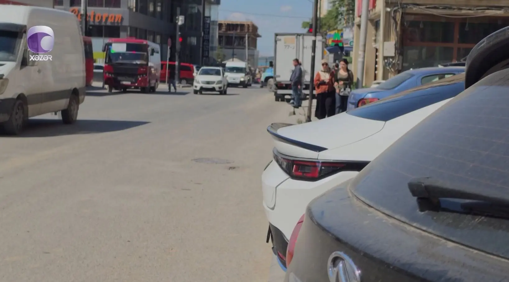 Zəbt olunmuş səkiyə görə yola çıxmaq məcburiyyətində qalırlar - GÖRÜNTÜ