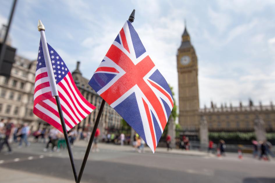 ABŞ diplomatını Britaniyadan gizli şəkildə çıxarıb