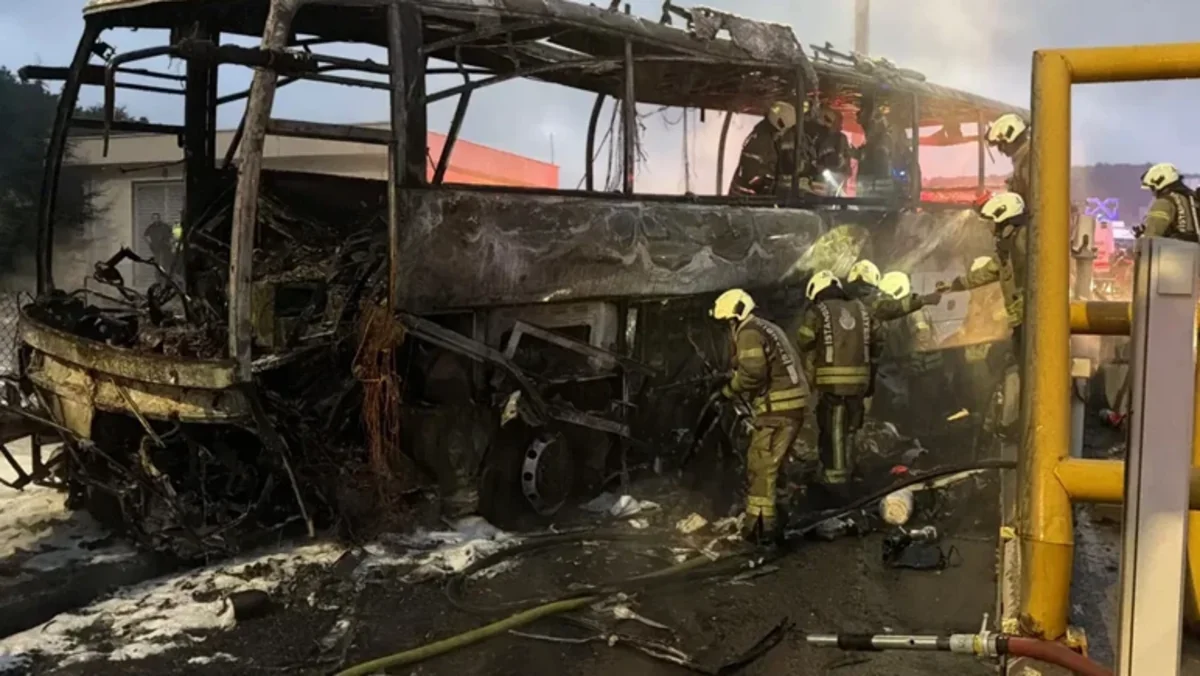 İstanbulda avtobus yanıb, ölənlər var