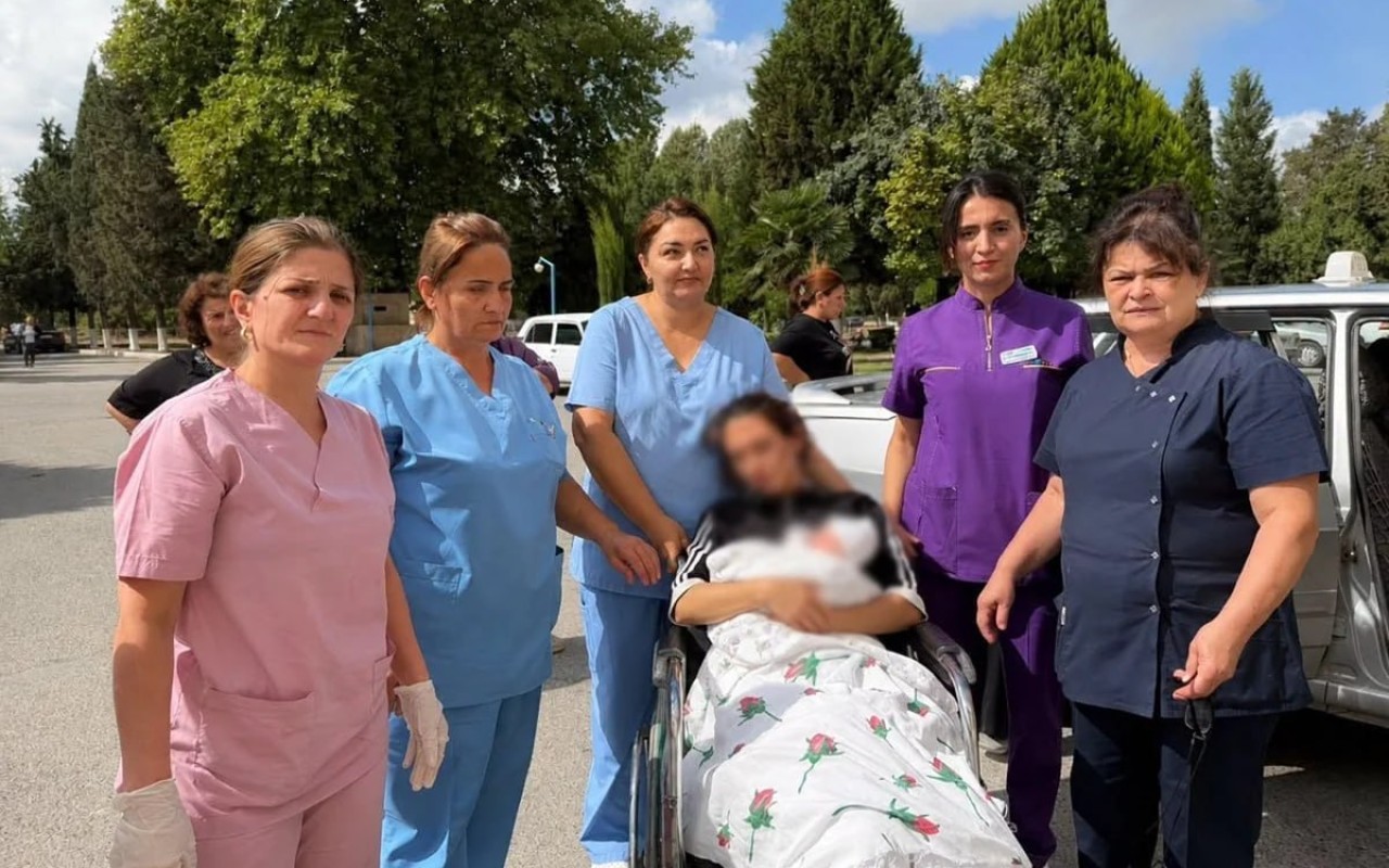 Bərdədə xəstəxananın həyətində&nbsp;doğuş oldu - GÖRÜNTÜ