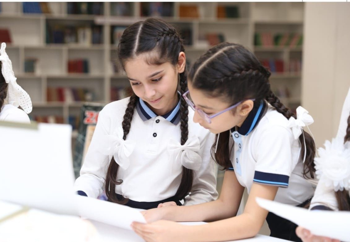 Qızların məktəbdə sırğa taxması qadağan edilir? - Rəsmi açıqlama