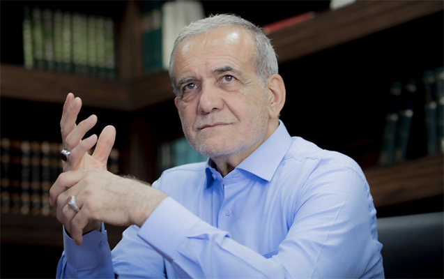 Pezeşkian Azərbaycanın müstəqilliyi ilə bağlı kitabı öpdü və mütləq oxuyacam&nbsp;dedi