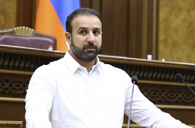 Paşinyanın partiyası keçmiş deputatı sıralarından çıxarır