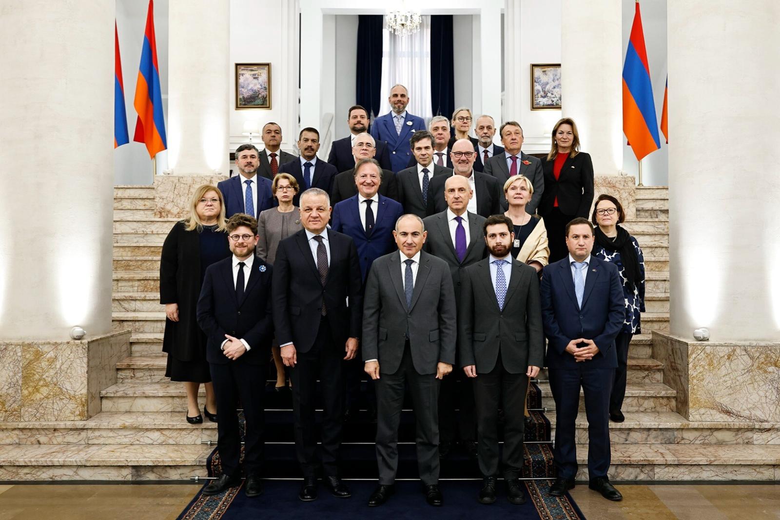 Baş nazirin və nazirlərin maaşı artırılır