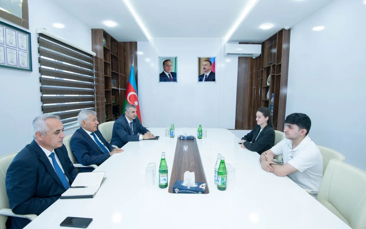 Rektor şəhid ailələrinin üzvü olan tələbələrlə görüşüb - GÖRÜNTÜ