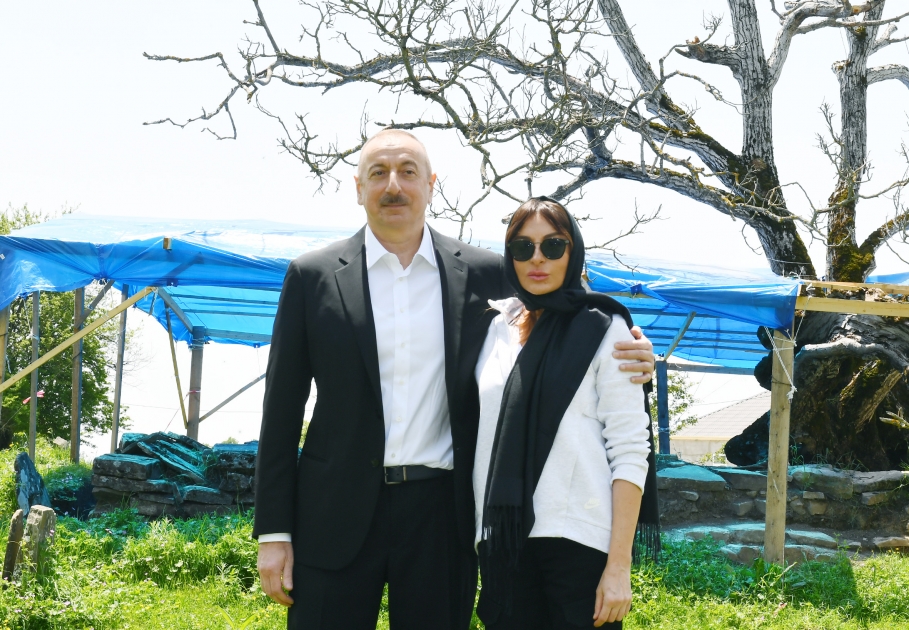 Prezident və xanımı Pir Ömər Sultan ziyarətgahında