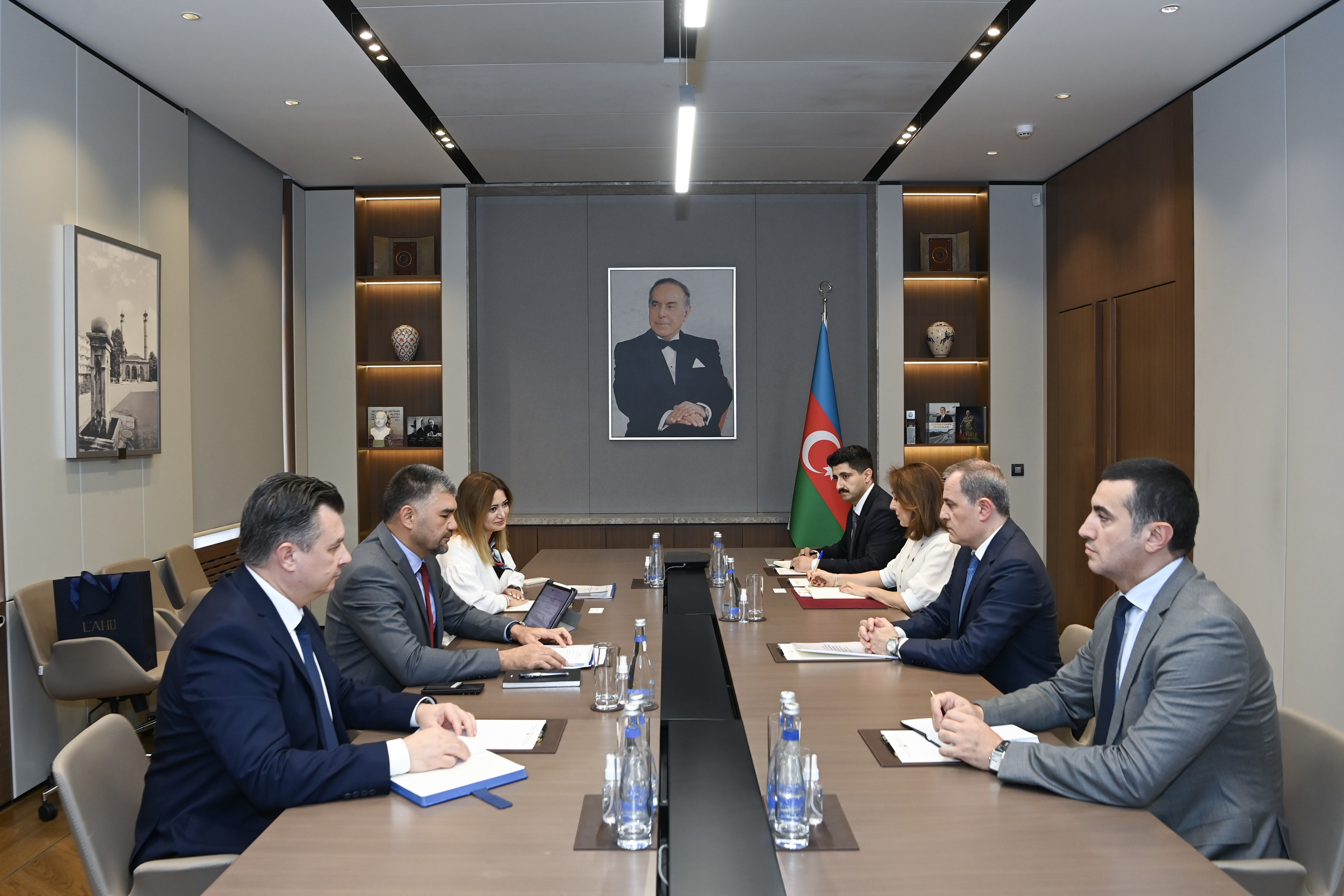 Ceyhun Bayramov TRACECA rəhbəri ilə görüşdü