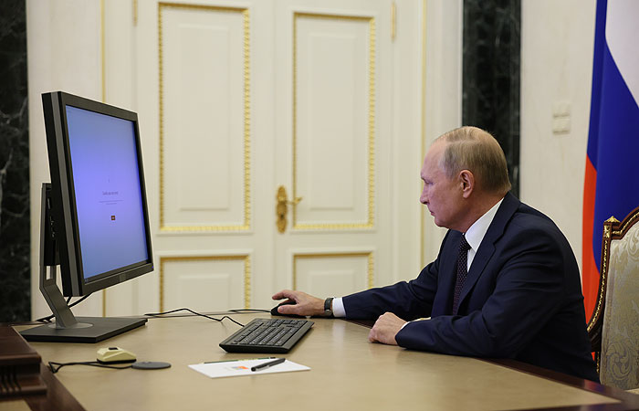 Путин проголосовал онлайн на выборах в Госдуму