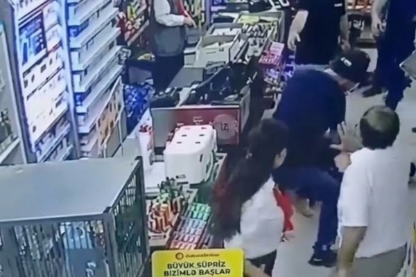 Bakıda kişi marketdə arvadını döydü – VİDEO