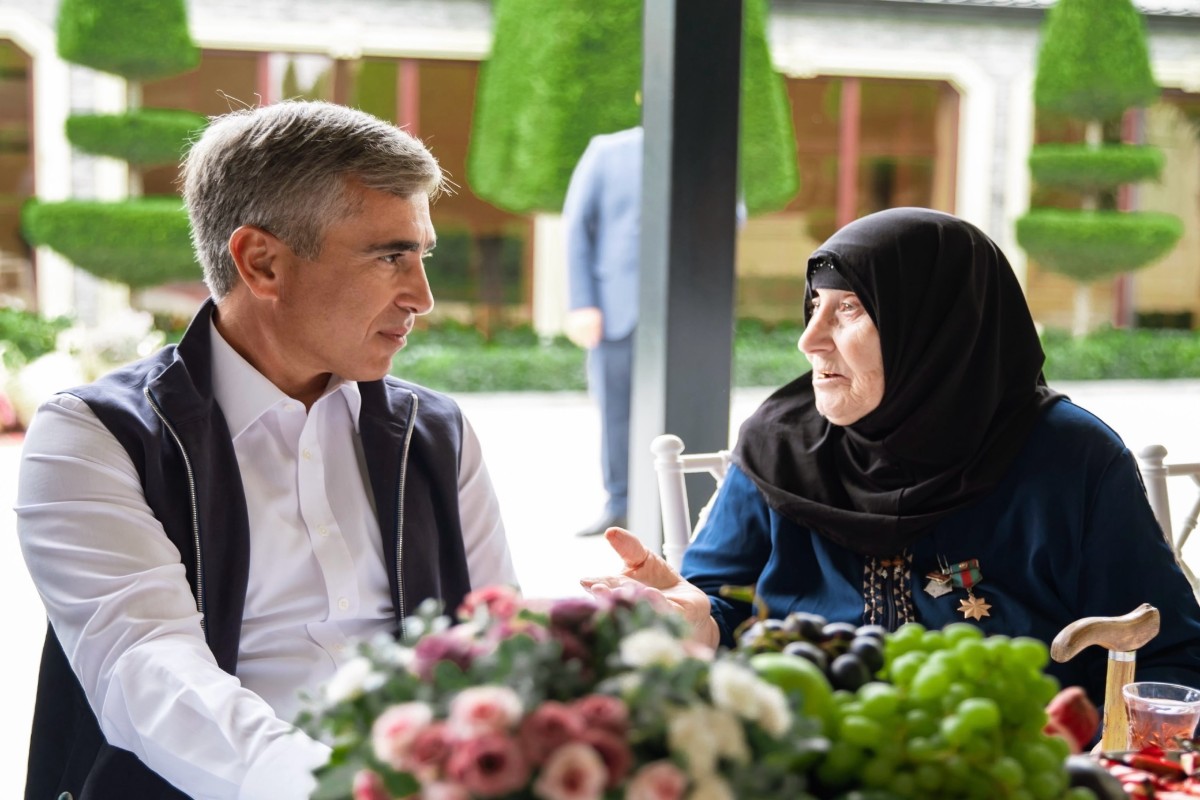 Anar Ələkbərov şəhid anaları ilə görüşüb 