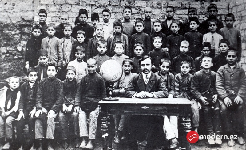 Bir şəklin tarixçəsi: Üzeyir bəyin şagirdləri ilə nadir FOTOSU