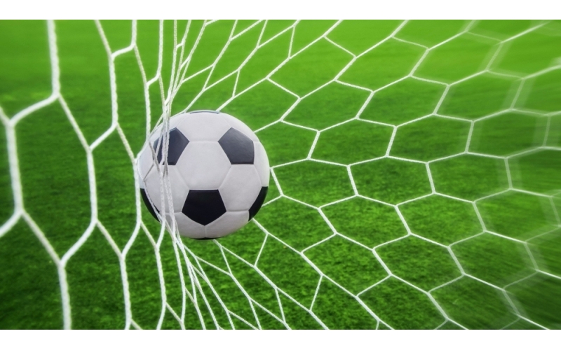 Futbolçu 80 metr məsafədən inanılmaz qol vurdu