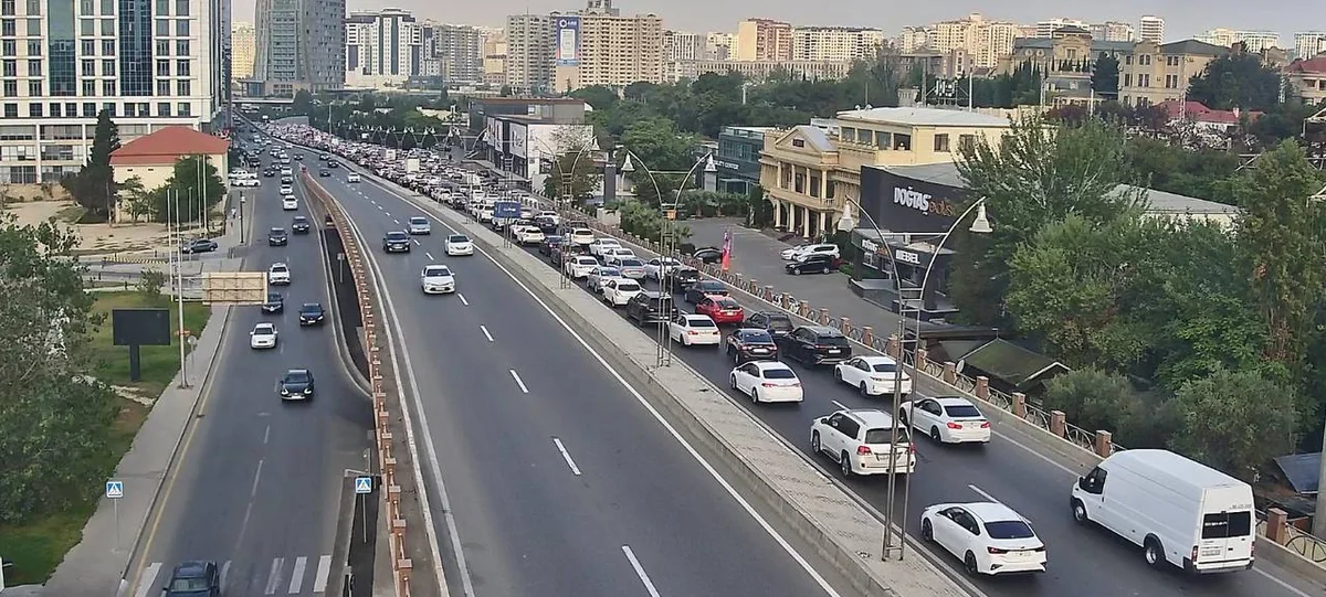 Bakının bəzi yollarında sıxlıq müşahidə olunur - SİYAHI 