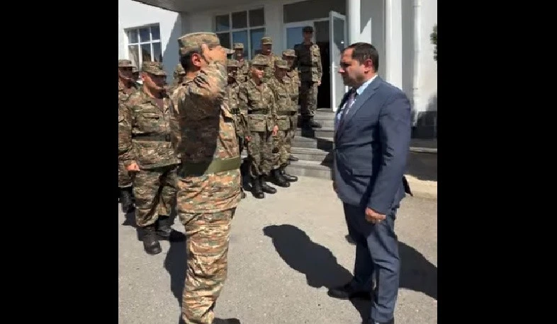 Ermənistanda müdafiə nazirini belə "qarşıladılar" - GÖRÜNTÜ