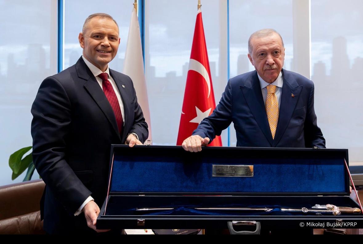 Polşa prezidenti Ərdoğana qılınc bağışladı