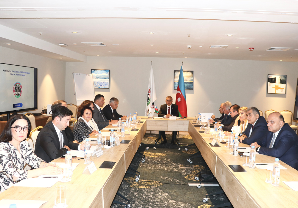 Üç vəkil cəzalandırıldı, ikisinə xəbərdarlıq olundu