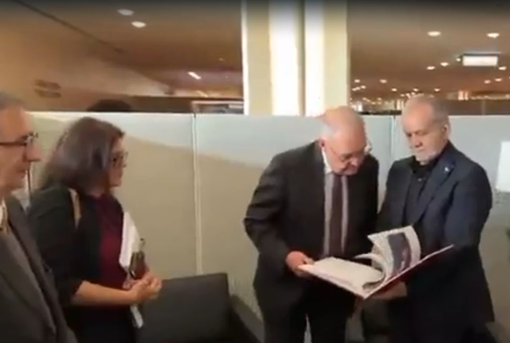 “Amerikanın İran xalqına yardımı” kitabını hədiyyə etdi - VİDEO