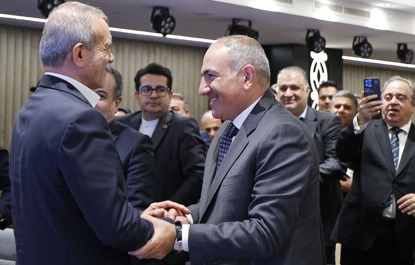 Pezeşkian Paşinyana da kitab verdi - Trampın “köməyi”