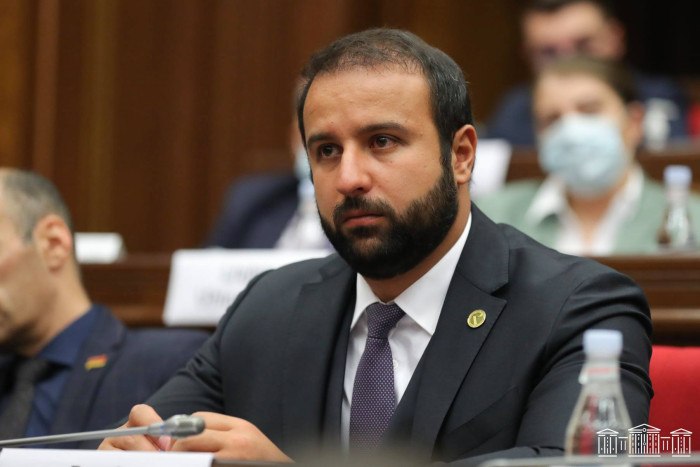 Փաշինյանի կուսակցությունը պատրաստվում է պատգամավորին հեռացնել իր շարքերից