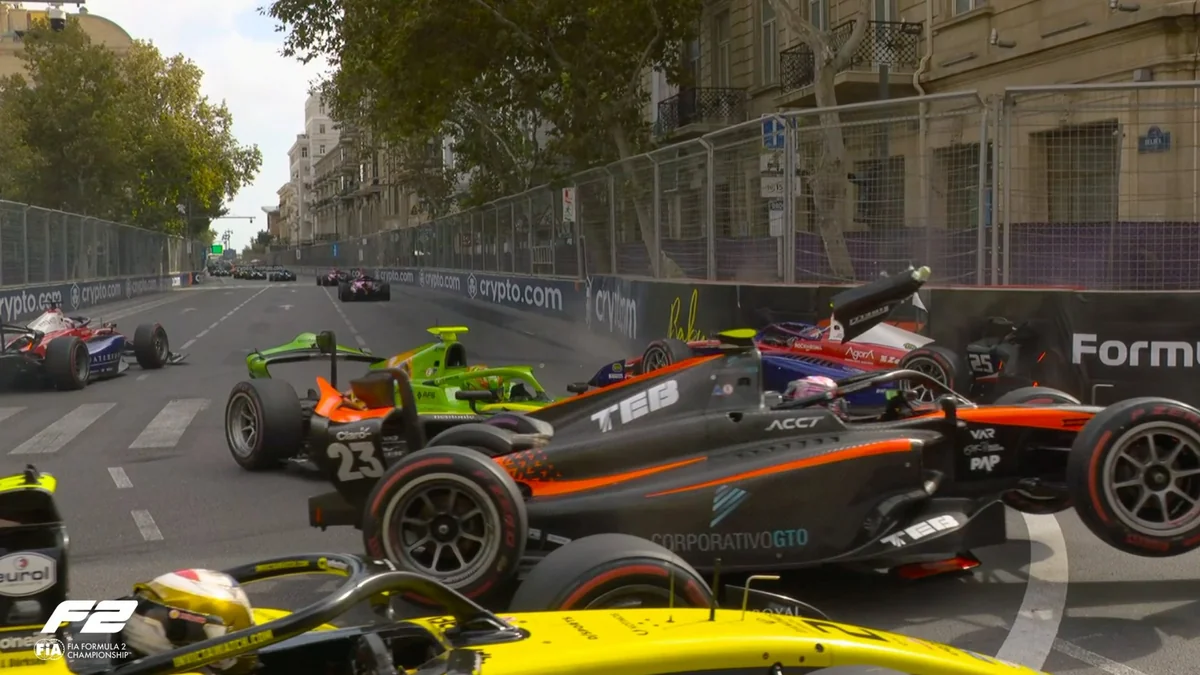 Formula 2-də kütləvi qəza - yarışda fasilə yarandı