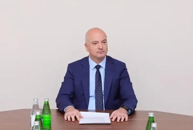 Köhnə nazir yeni naziri belə təbrik etdi - FOTO