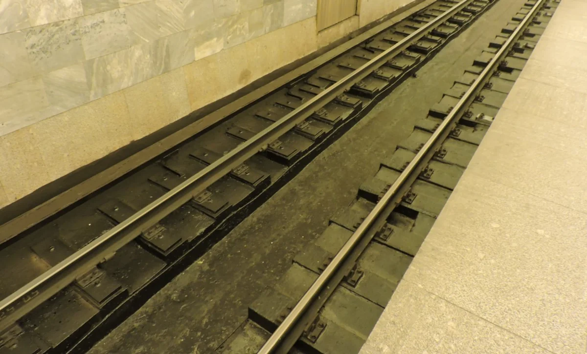 Metroda kişi qatar yoluna tullanıb