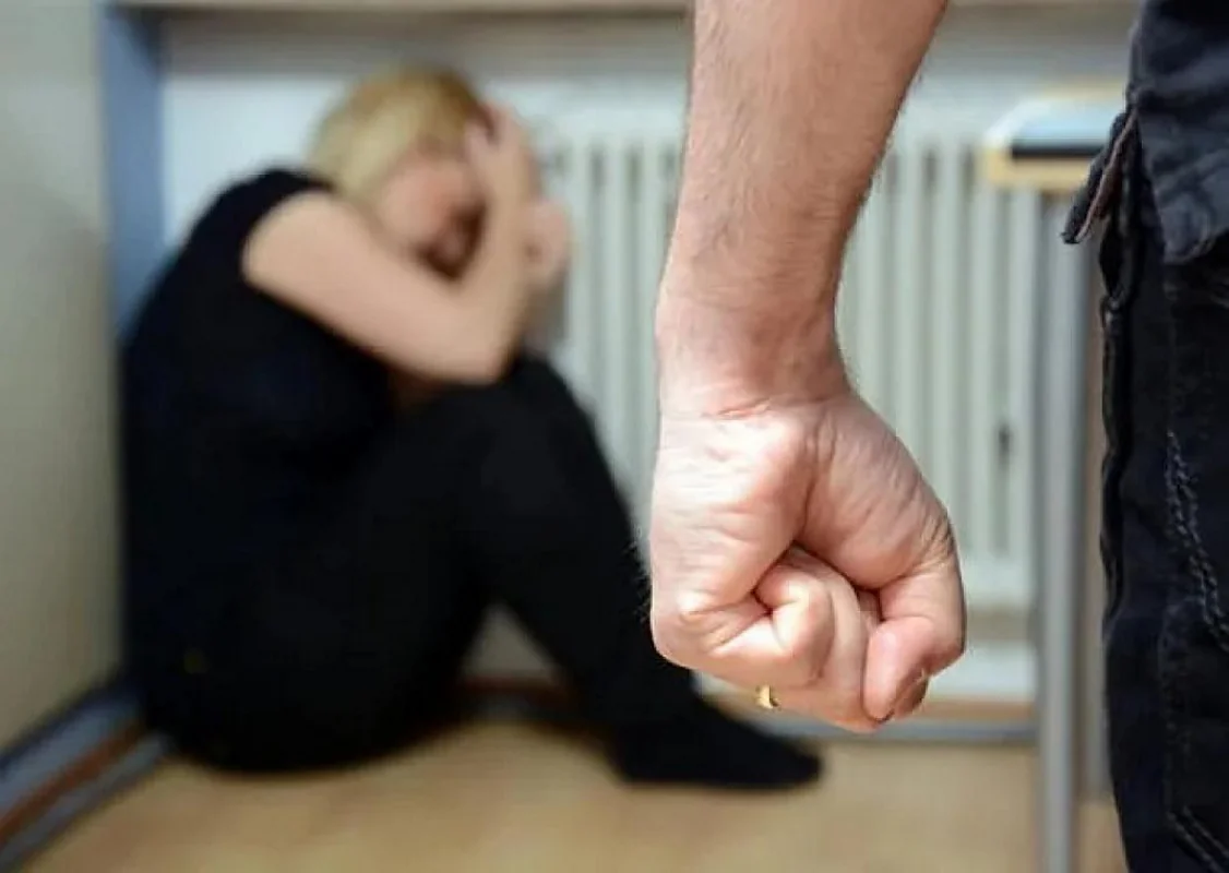 Qızı taksi ilə evə gəldi, əsəbiləşib arvadını döydü