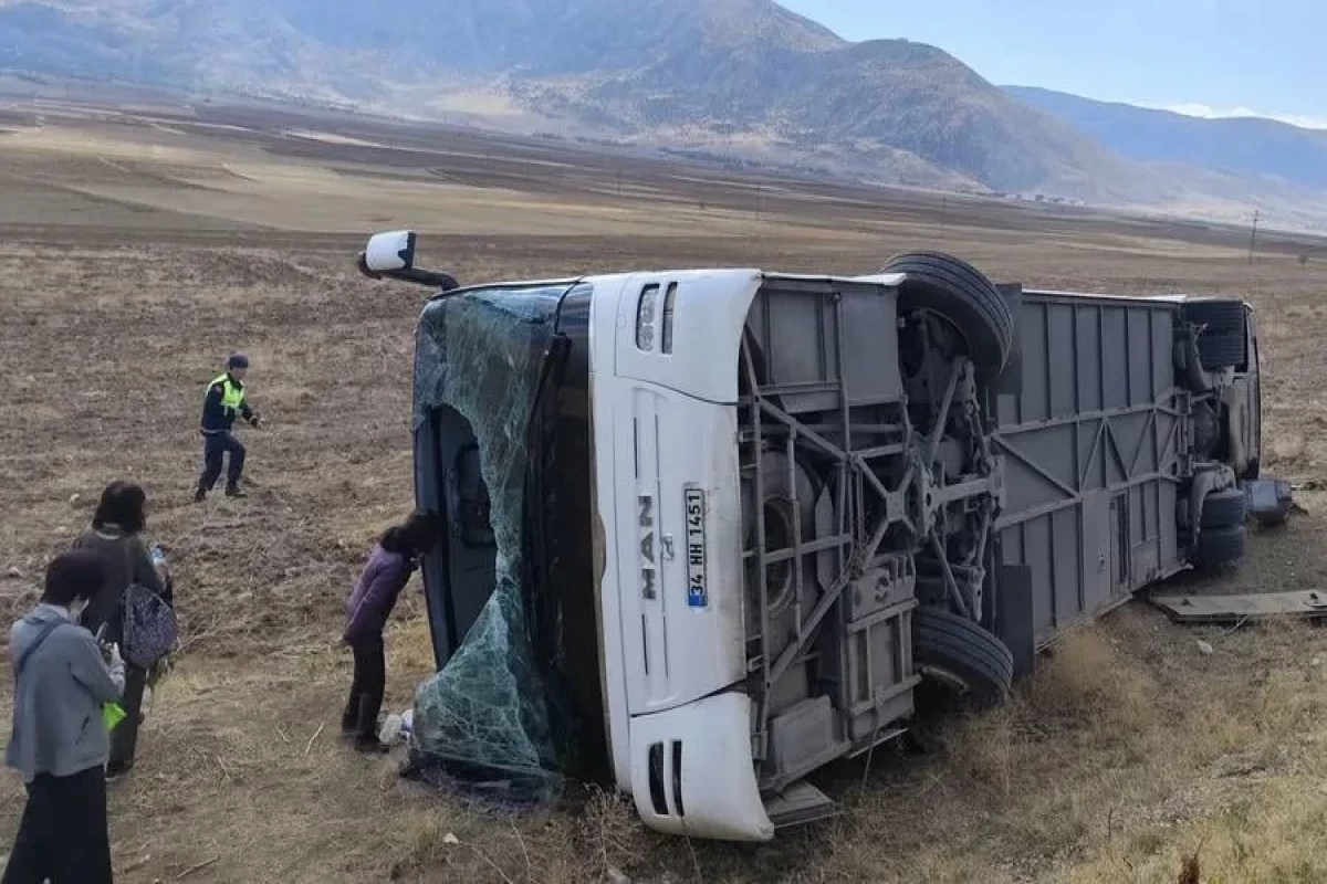 Türkiyədə avtobusla avtomobil toqquşub, 7 nəfər ölüb