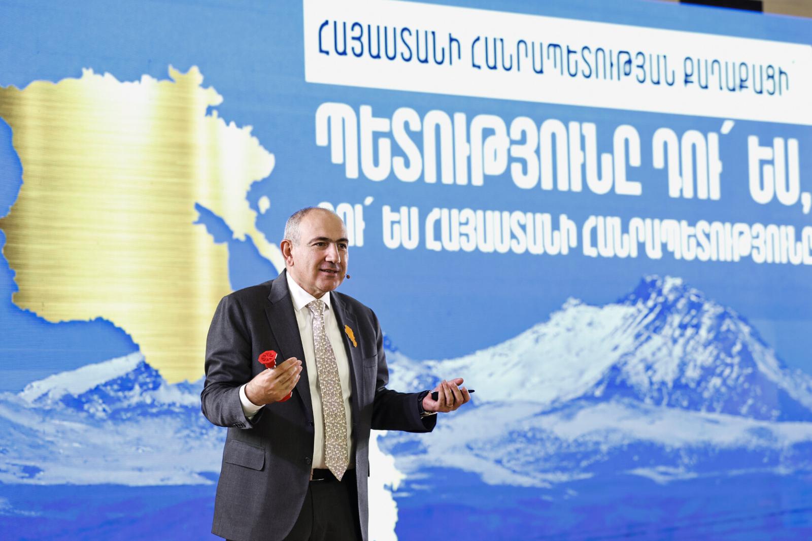 Paşinyan tələbələrə “Real Ermənistan”dan danışdı