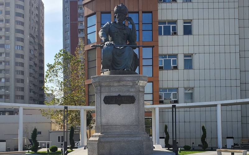 Xətainin abidəsindəki yazı etiraz doğurdu - Sabiq icra başçısı danışdı - FOTOLAR