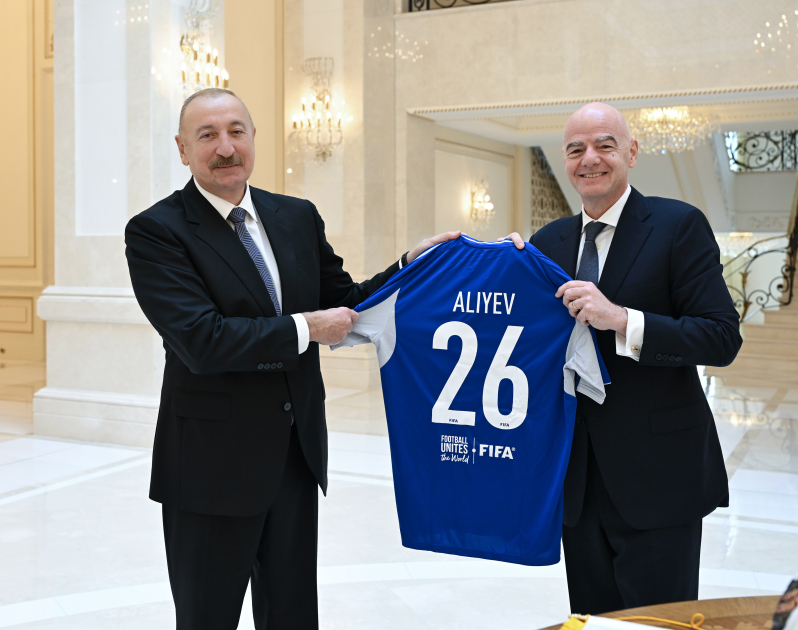 FİFA prezidenti İlham Əliyevə forma və top hədiyyə etdi - GÖRÜNTÜ