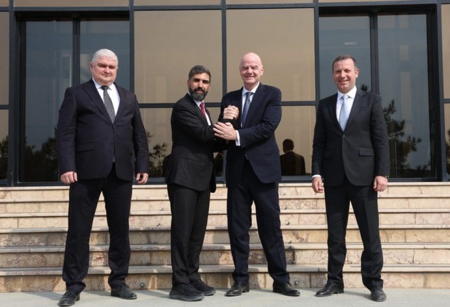 FIFA prezidenti Hövsanda futbol bazasında olub
