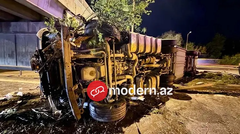 Azərbaycana ətir daşıyan TIR aşdı, sürücü yaralandı 