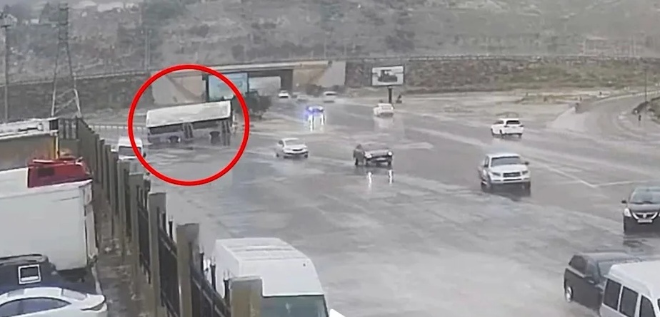 Bakıda avtobusun aşmasının anbaan görüntüləri - VİDEO