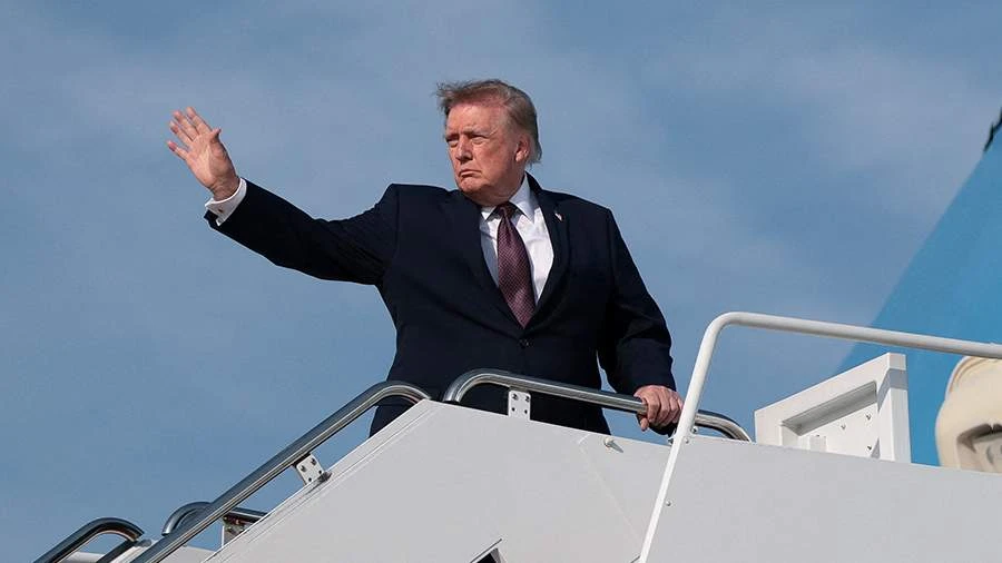 "Politico" jurnalistləri Trampın təyyarəsinə buraxılmadı