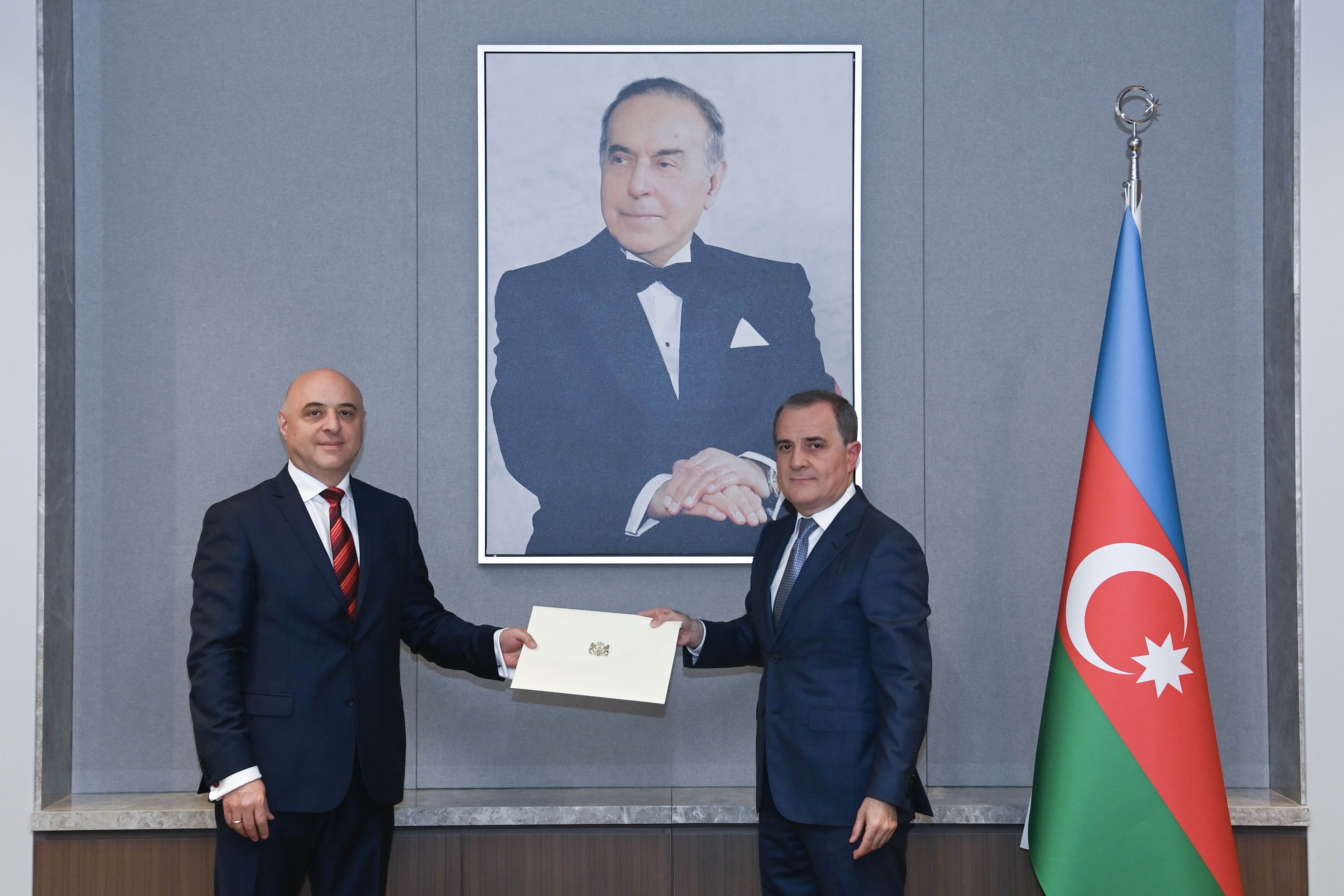 Zakaraşvili etimadnaməsinin surətini Bayramova təqdim etdi