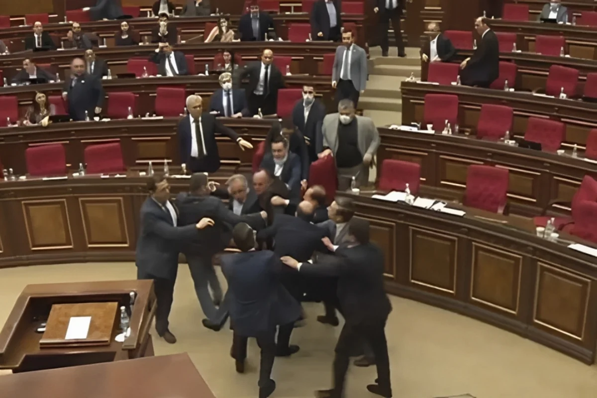 Ermənistanda 6 deputat köməkçisi cəzalandırıldı