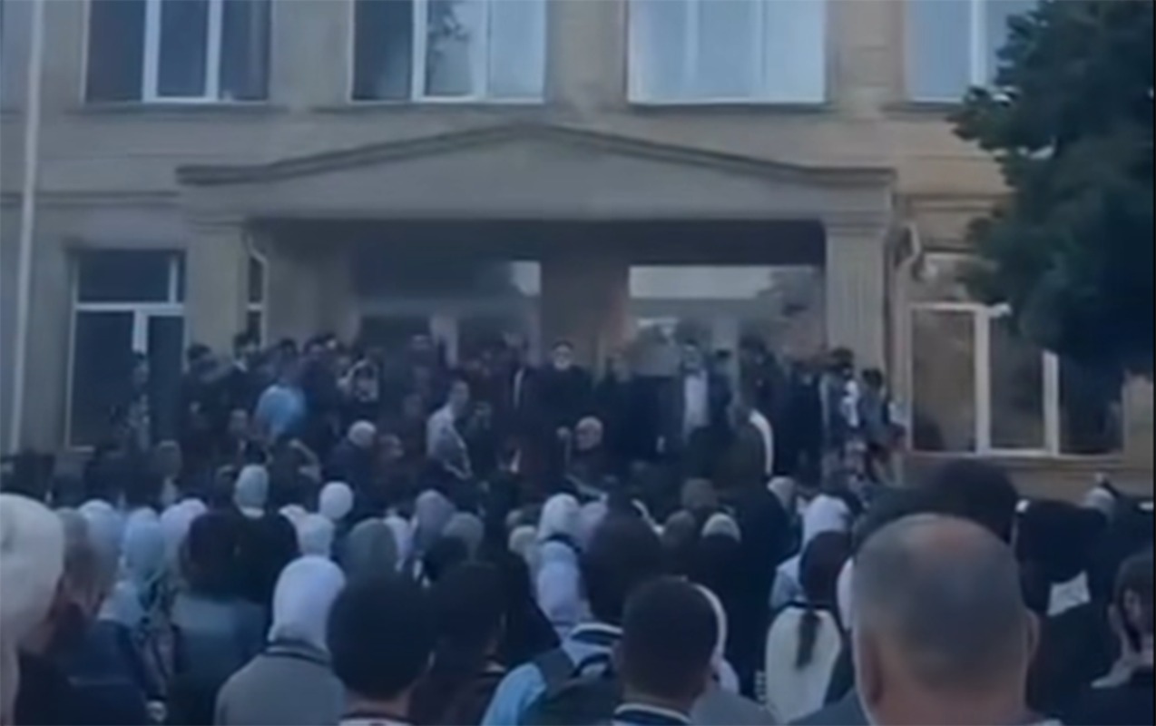 Məktəb siyasi ambisiyaların həyata keçirildiyi yer deyil