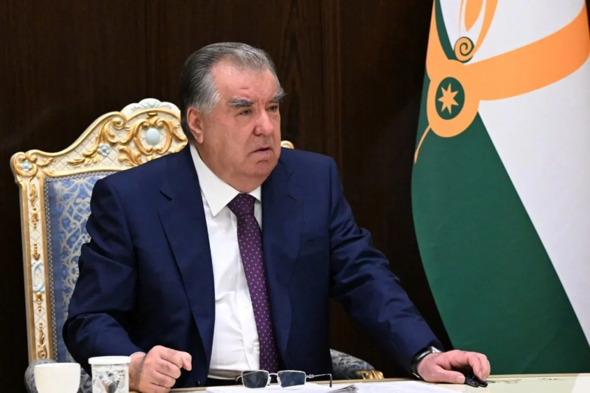Emoməli Rahmon Bakıya yola düşdü 