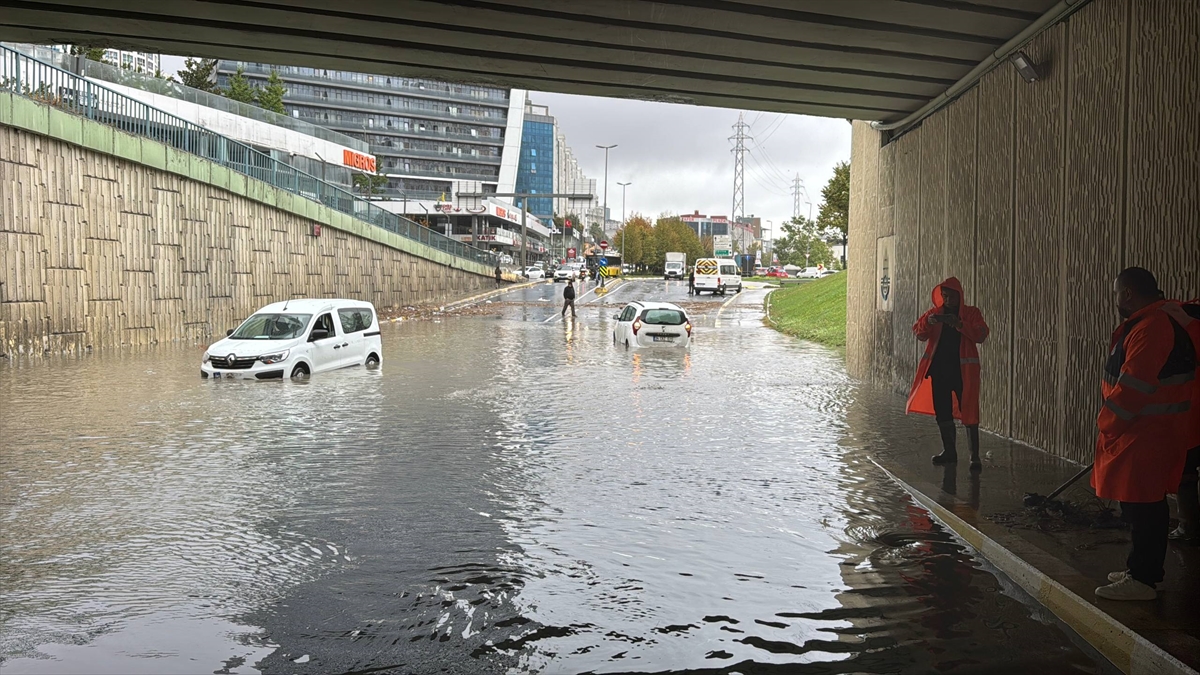 İstanbulda leysan: küçələr və yollar su altında qaldı