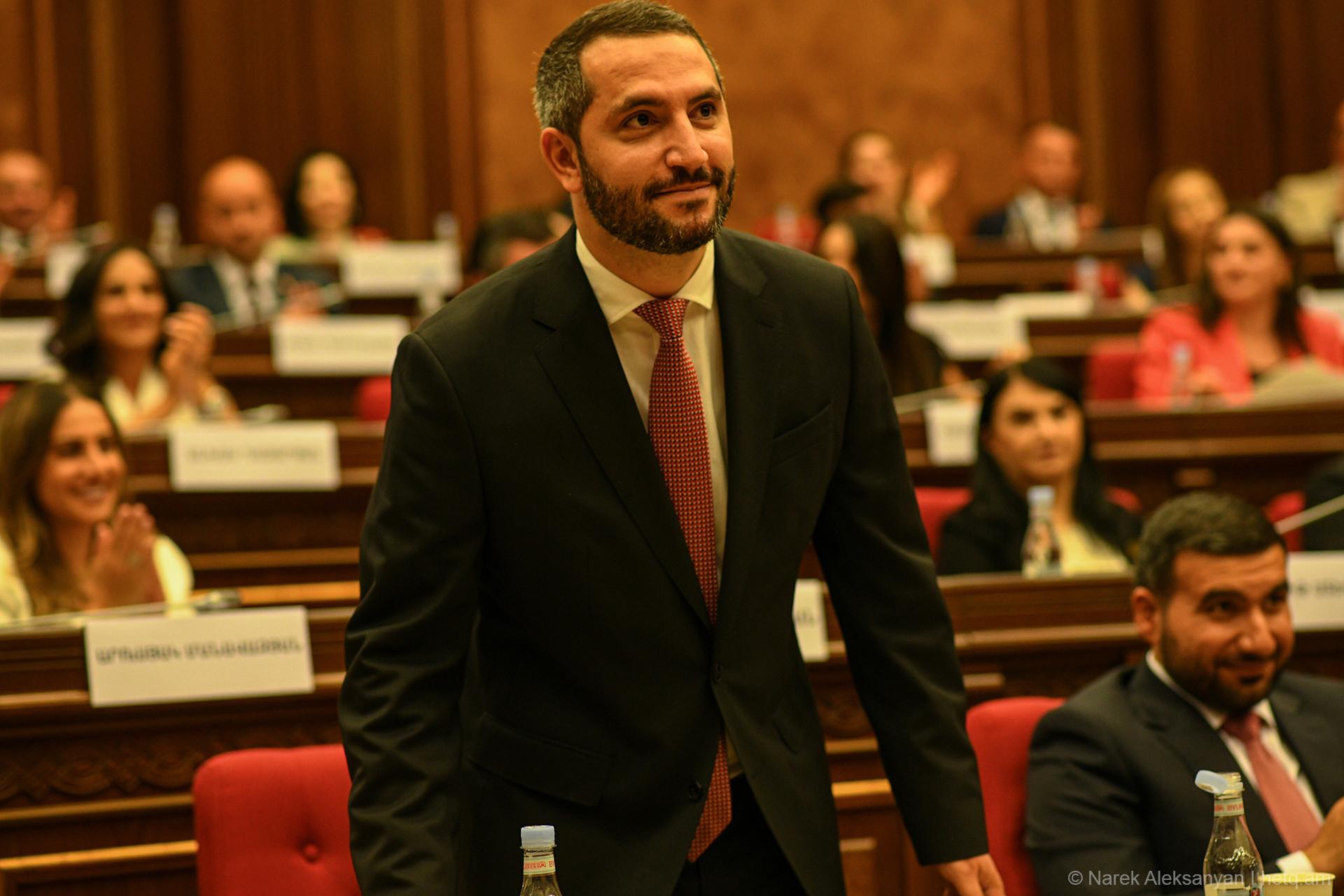 Ermənistanın yeni spikeri Paşinyanın yanına köçdü
