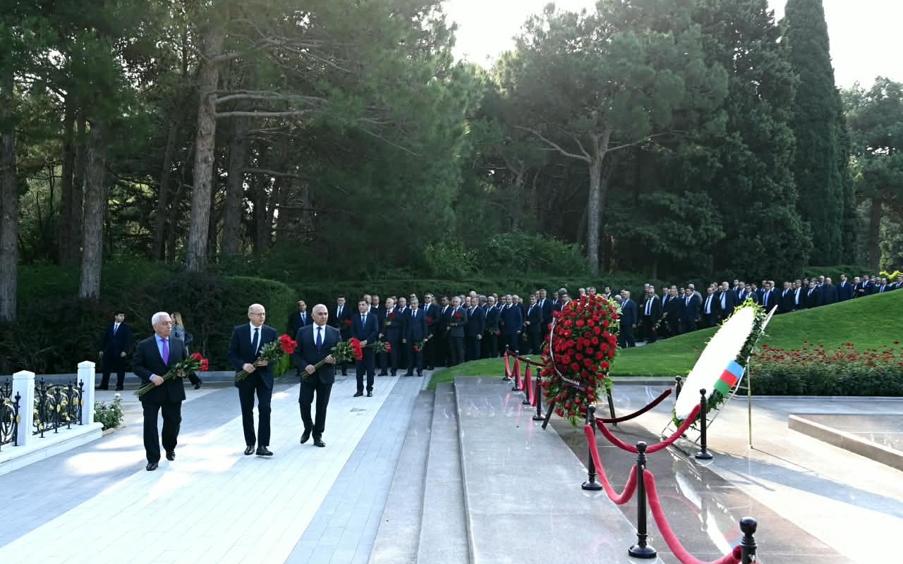 “Azərişıq” və “AzərEnerji”nin rəhbərliyi Fəxri xiyabanı ziyarət ediblər - FOTO 