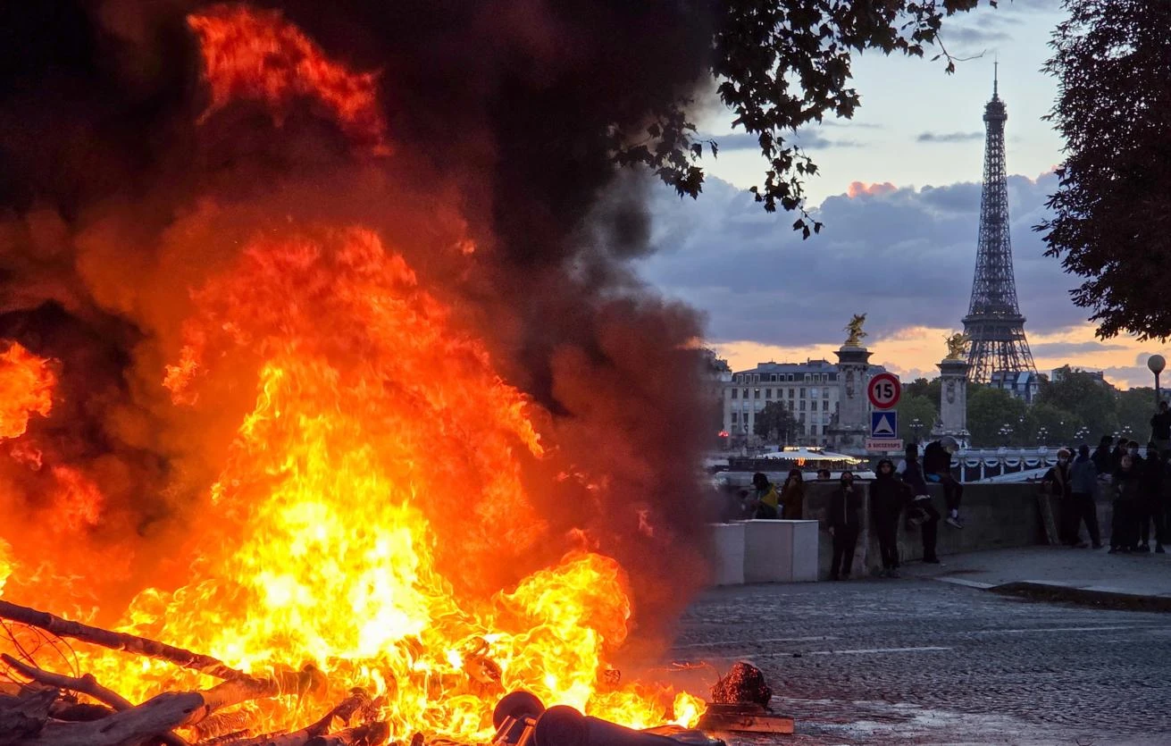 Parisdəki etirazlarda iki nəfərin ölümü araşdırılır